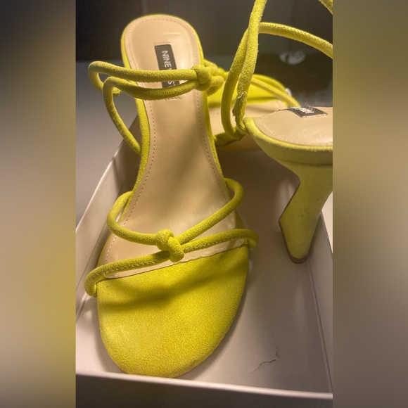 Used only once these green sandals are so cute. - Picture 2 of 4